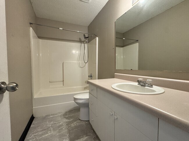 Building Photo - 322 Apple Dr