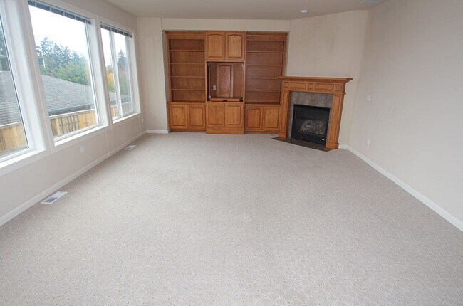 Building Photo - UPDATED CHAFFEY 4 BEDROOOM KINGSTON HOME F...