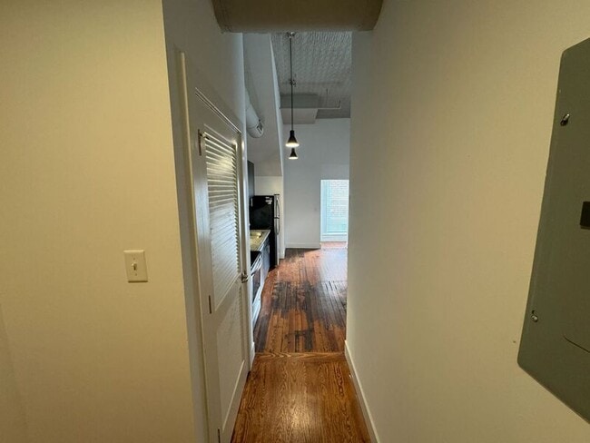 Building Photo - 17 W Main St