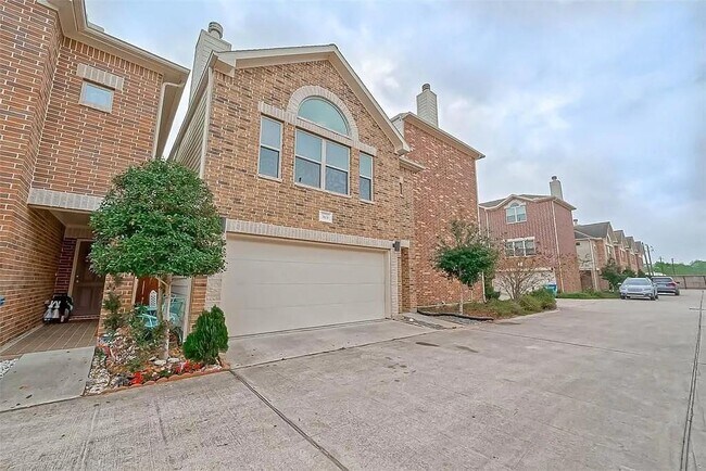 Building Photo - 3604 Main Plaza Dr