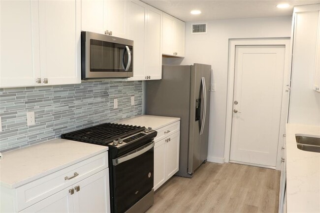 Building Photo - 8903 Mesa Dr