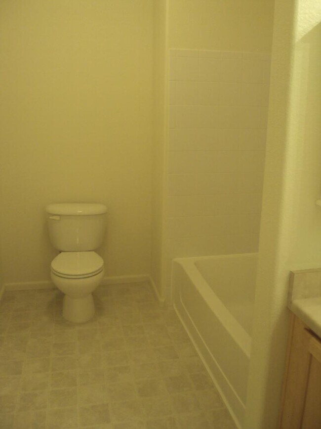 Building Photo - 2BR/2BA Condo + W/D + Pool+GYM-AVAIL 8/20