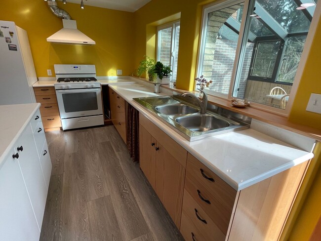 Building Photo - Lovely Furnished Honeymoon Bay Apartment!