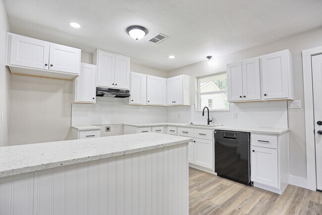 Building Photo - 704 Natchez River Cir