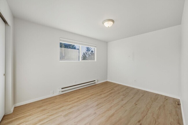 Building Photo - Newly Renovated 2 Bedroom in Wedgewood!
