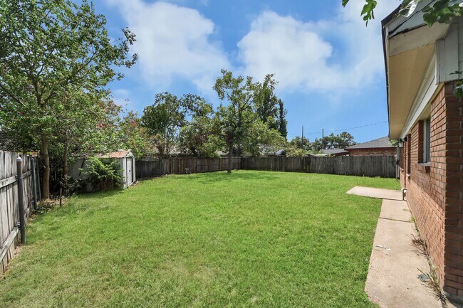 Building Photo - 734 Dell Dale St
