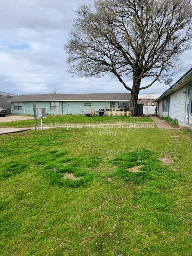 Building Photo - 101 E Broadway St