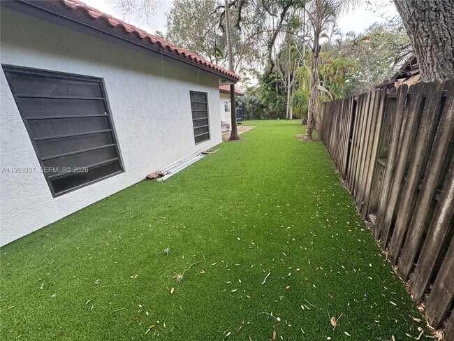 Building Photo - 3911 SW 56th Ct