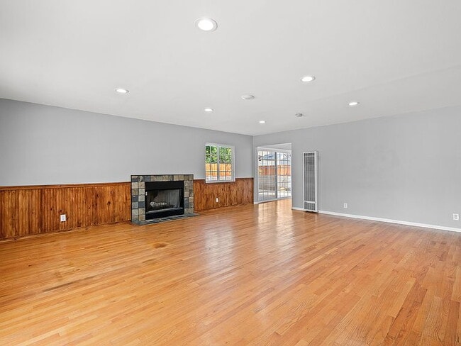 Building Photo - "Spacious 4-Bed, 3-Bath Oasis in Prime Los Angeles Location - 2080 Sq Ft of Comfort!"