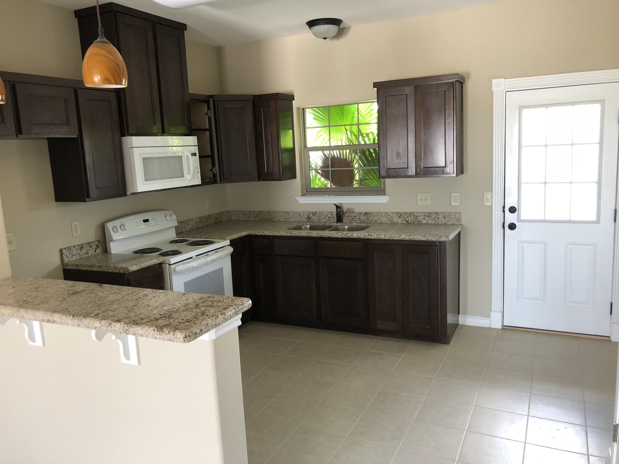 Kitchen - 602 Basswood Dr