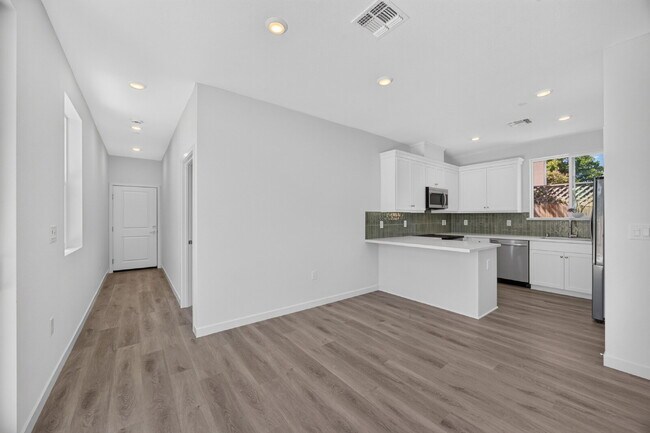 Building Photo - Charming 3-Bed, 2-Bath Home in Sacramento