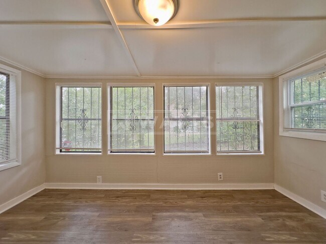 Building Photo - 3-Bedroom Home in Midfield