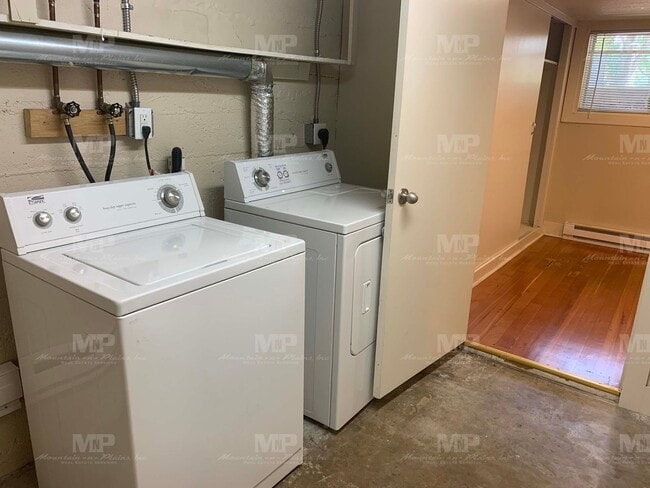 Building Photo - 645 1/2 S Loomis Ave