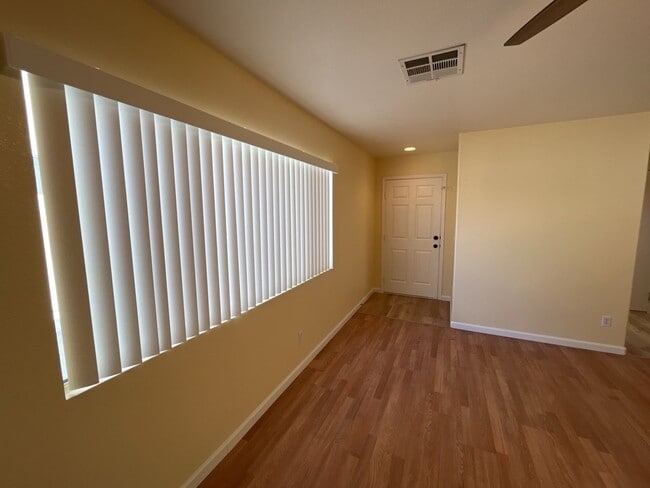 Building Photo - Experience luxurious living in this stunning 4-bedroom, 2.5-bathroom house