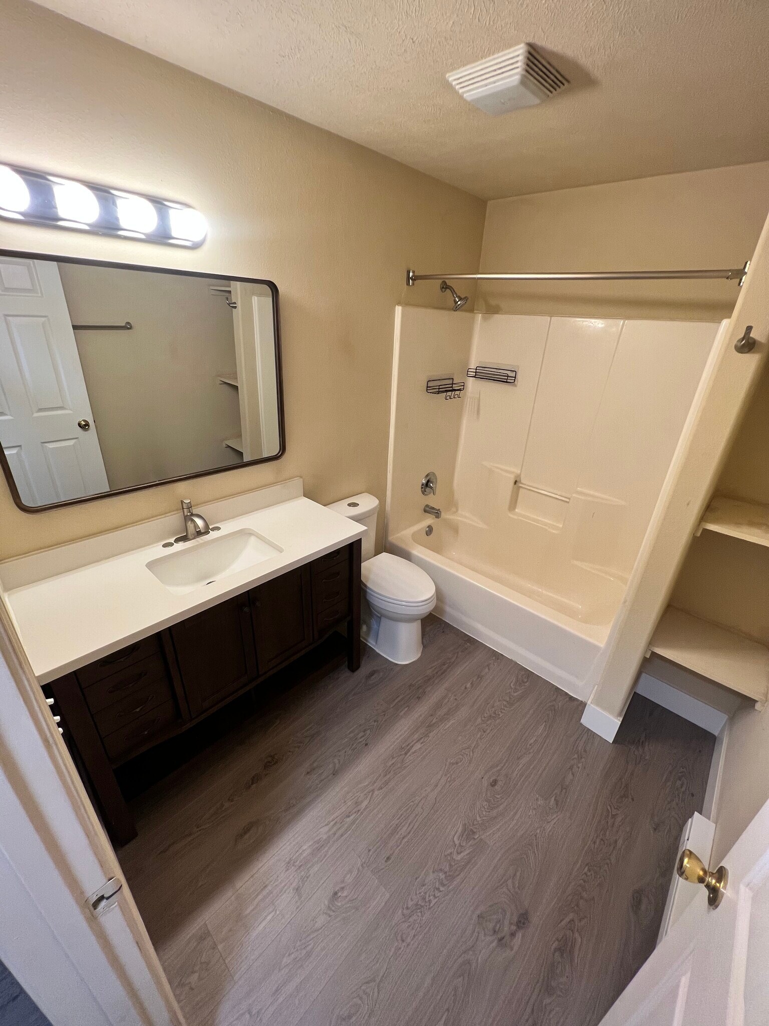 Building Photo - 33 E Lacrosse Ave