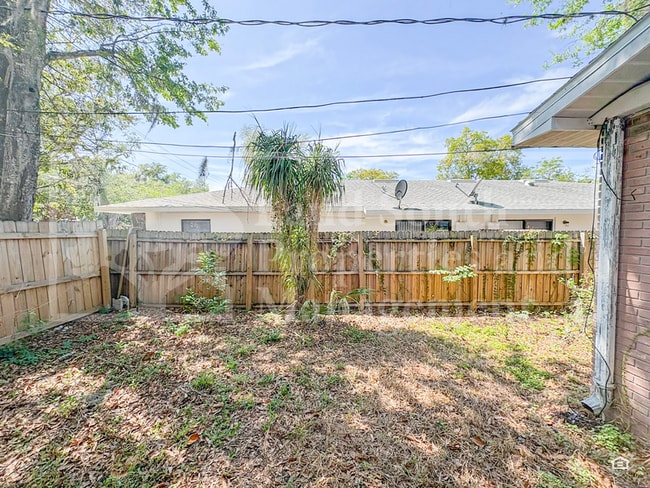 Building Photo - 420 Allamanda Dr