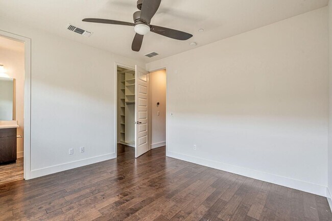 Building Photo - 457 Diller St