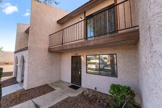 Building Photo - Immaculate two story townhome style condo ...