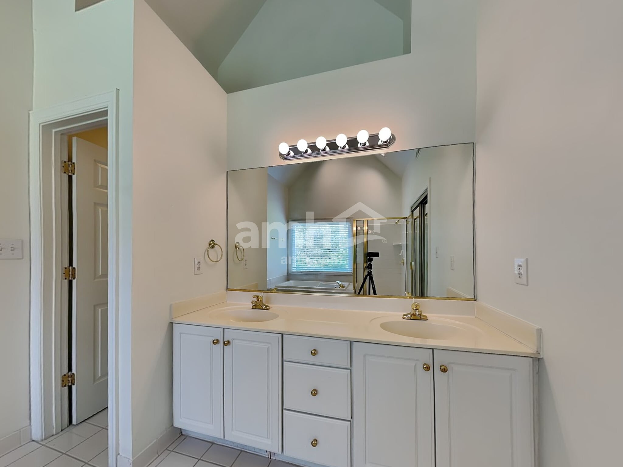 Building Photo - 2402 Clovelly Ct