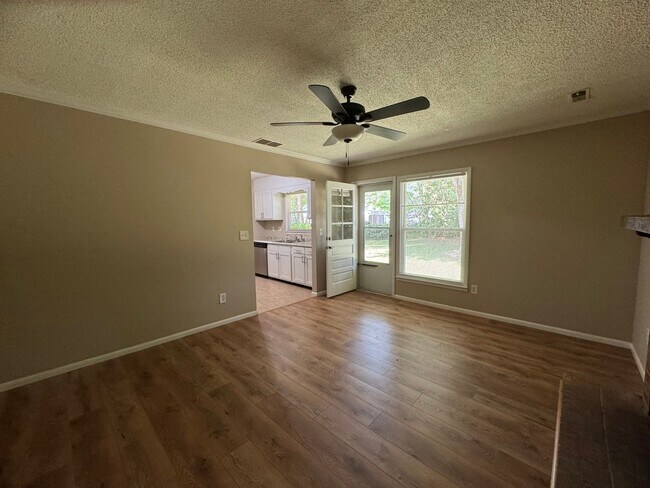 Building Photo - Charming 3 BR 1.5BA Brick & Vinyl Ranch