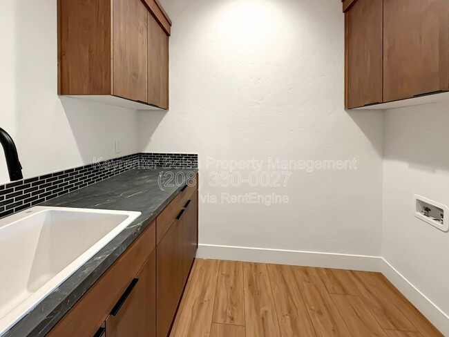 Building Photo - 819 N Danville Ave