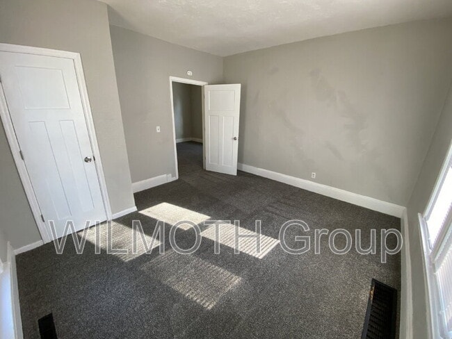 Building Photo - 510 W 5th St