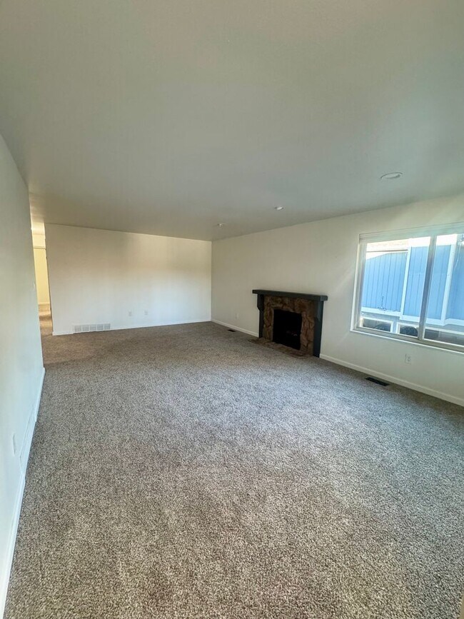 Building Photo - Updated 2 Bedroom CONDO with AC, centrally located