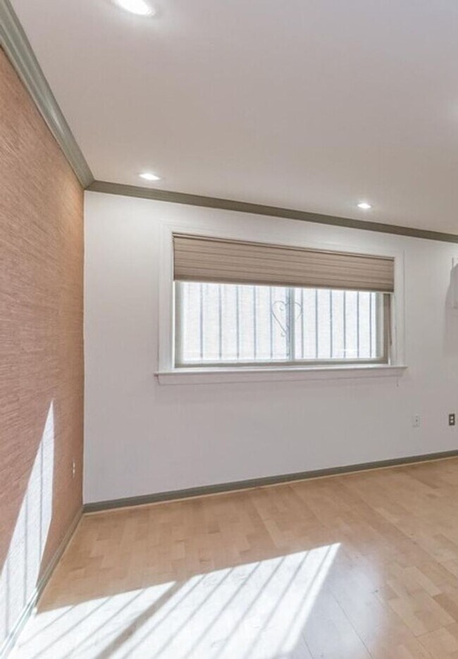 Building Photo - Modern 2-Bedroom Apartment with In-Unit La...