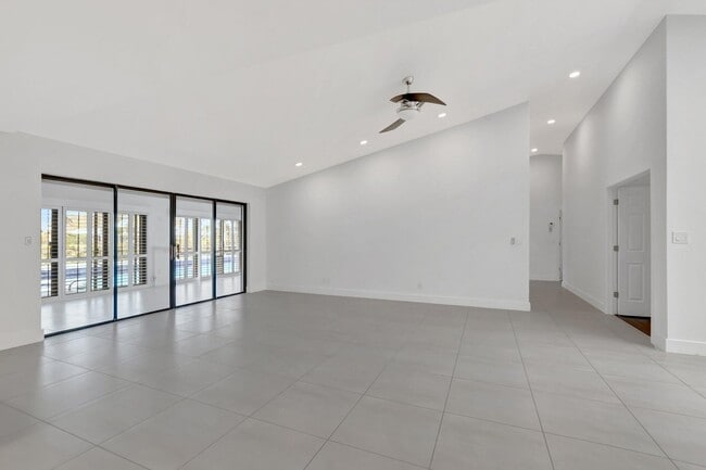 Building Photo - 355 Woodlake Ln