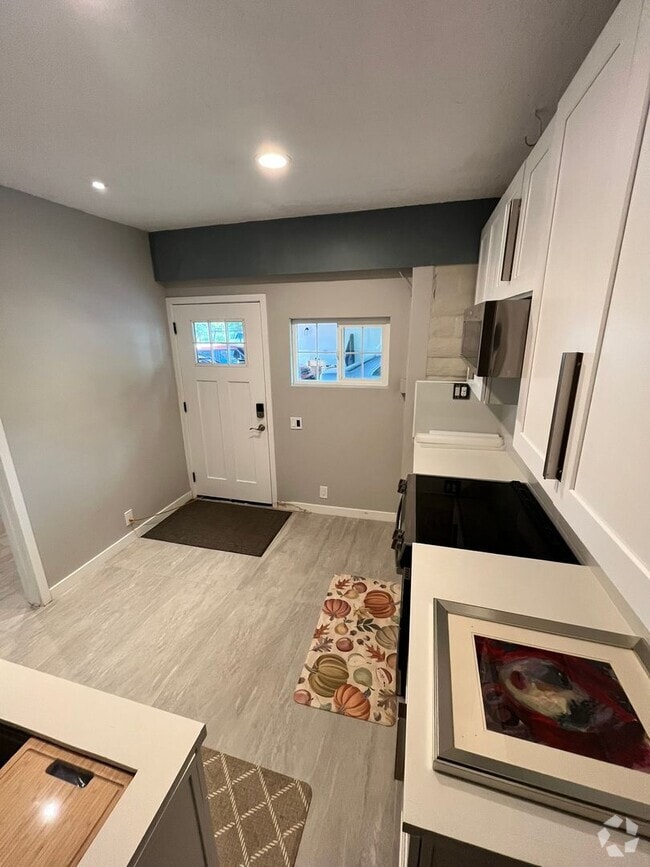 Building Photo - Fully Furnished 1-Bedroom, 1-Bathroom Unit...