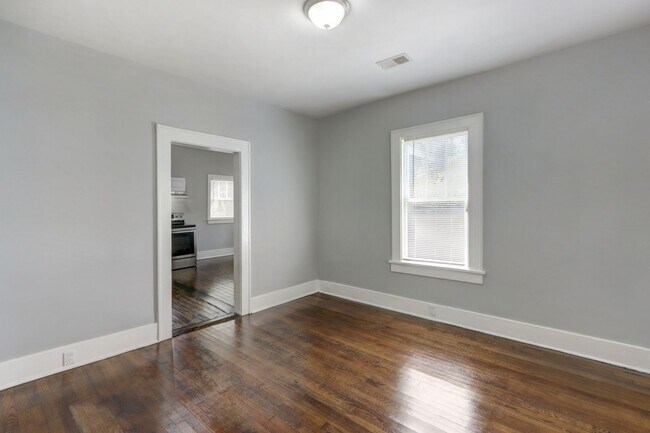 Building Photo - Large 3BR/2BA Downtown Home Walking Distan...