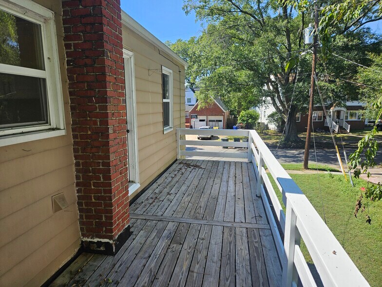 Upper Deck - 210 Granby Park