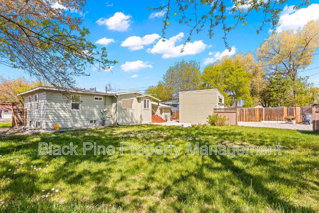 Building Photo - 221 W Elm St