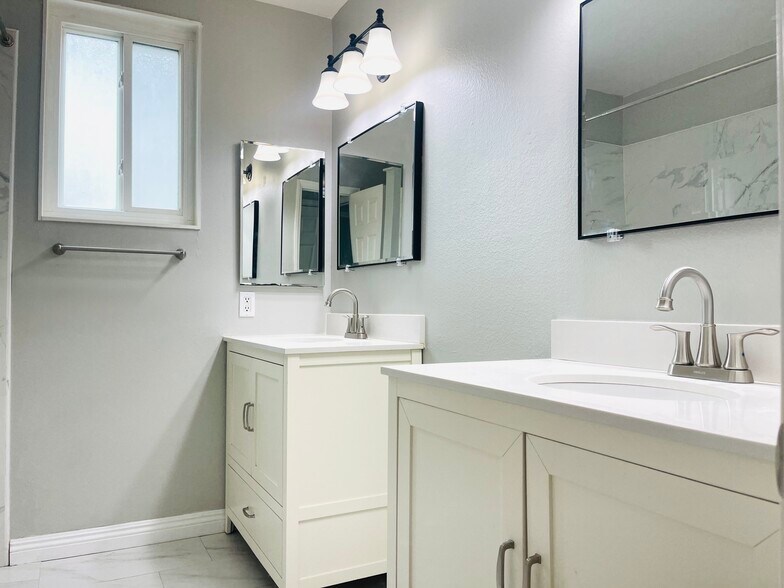 Building Photo - 10473 Rose Ann Cir