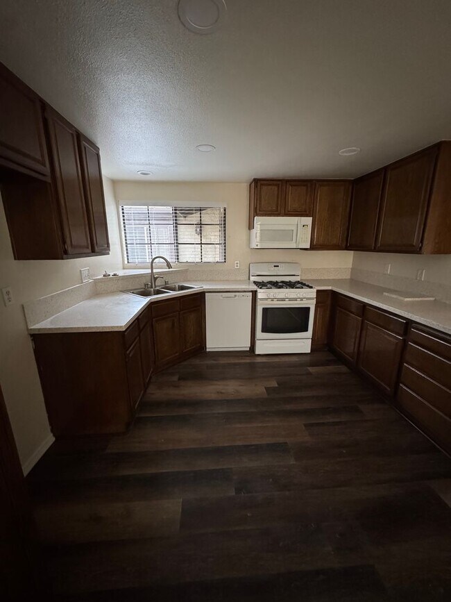 Building Photo - A Cozy Classic With Backyard Charm in Newbury Park