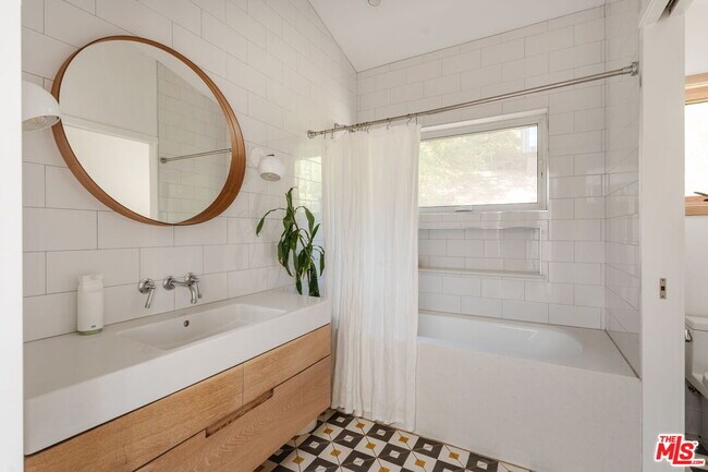 Building Photo - 1149 Old Topanga Canyon Rd