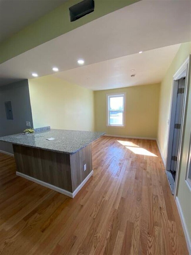 Building Photo - 289 Windsor St