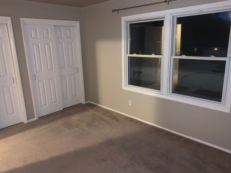 Master bedroom - 126 W Niesen Dr