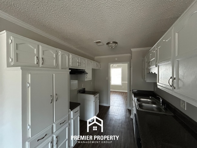 Building Photo - Spacious 3BR Memphis Home with Vaulted Ceilings, Fireplace, Deck & 2-Car Garage