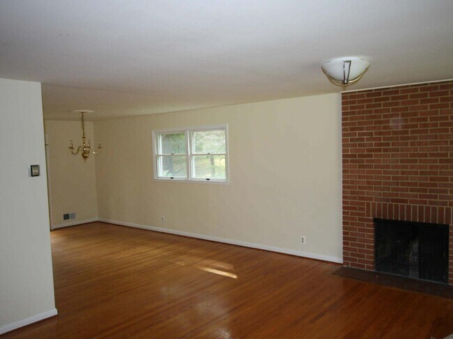 Building Photo - 1103 Roberta Ct