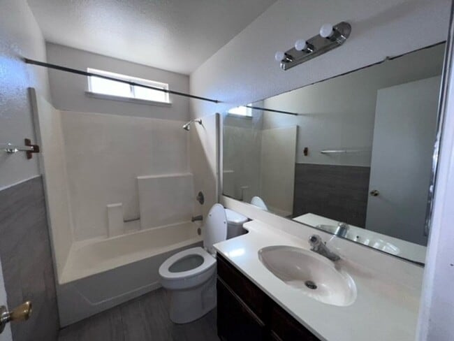 Building Photo - Spacious home close to shopping and transp...