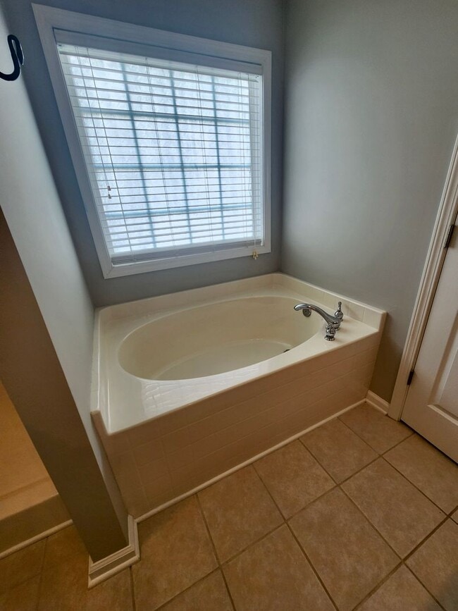 Building Photo - Spacious 3 bedroom with an outside oasis -...