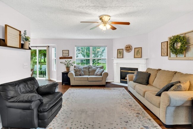 Building Photo - Three bed two bath home with 2 car garage. Less than 7 miles from airport & close to Percy Priest...