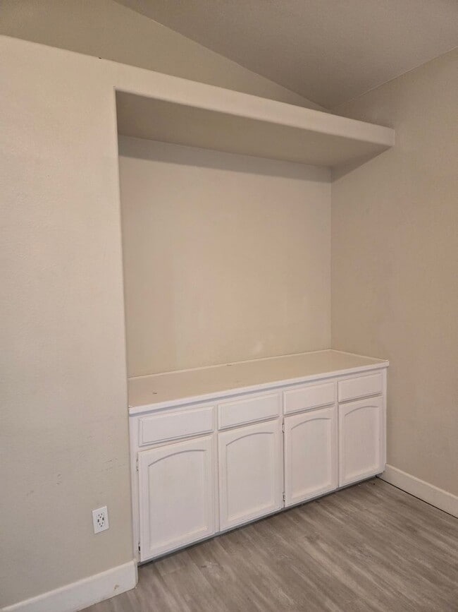 Building Photo - Four bedroom w/ Studio