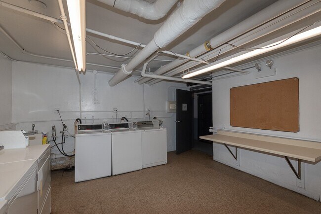 Building Photo - 708 W Belmont Ave