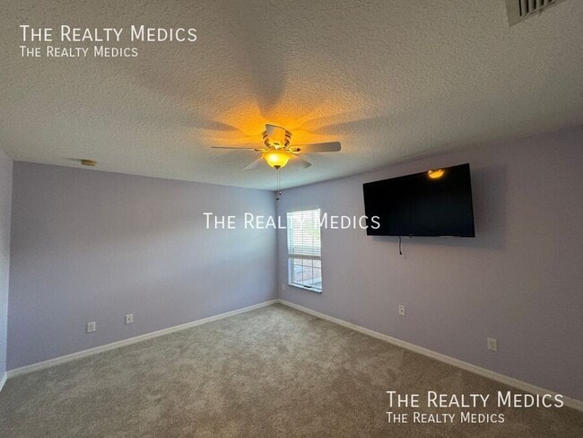 Building Photo - 1328 Karok St