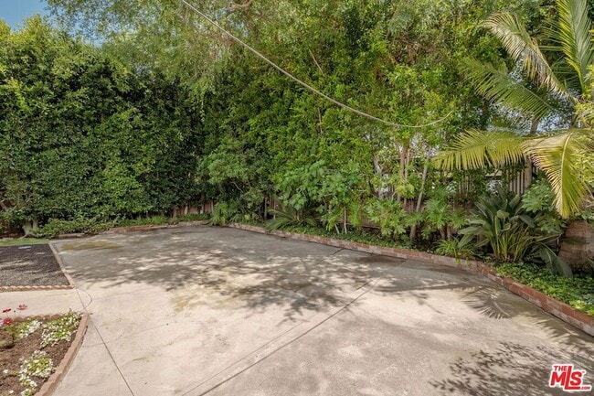 Building Photo - 542 N Sierra Bonita Ave