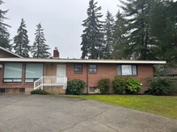 Building Photo - Cozy Bellevue Home Tucked in Lake Hills