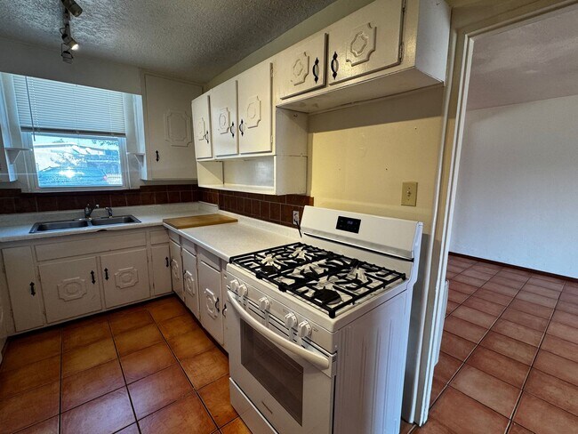 Building Photo - Bel-Air Neighborhood 2 Bed!