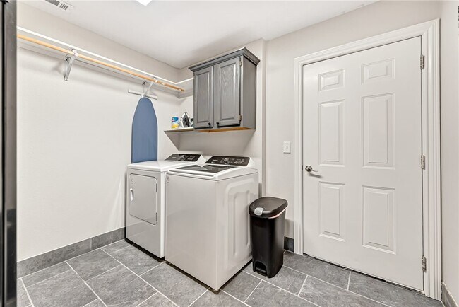 Building Photo - 701 SW Maidstone Ave